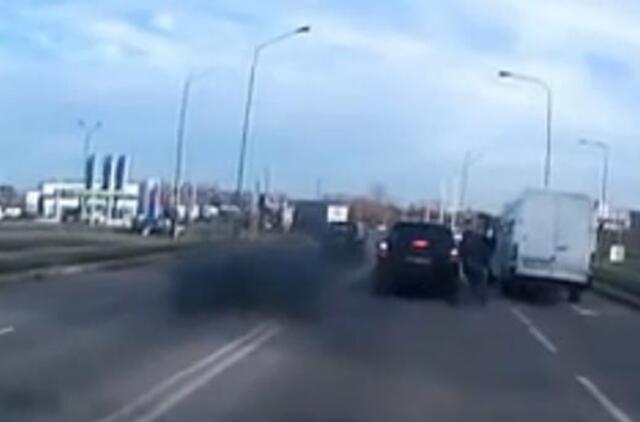 Pagauk "gaidelį" kelyje: net dūmai rūko...