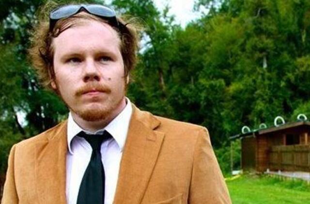 Romano "Tarp pilkų debesų" ekranizacijos scenarijų kurs žinomas Holivudo scenaristas Benas Yorkas Jonesas