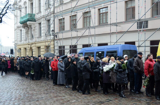 Šimtai latvių atsisveikina su Rygoje žuvusiais gelbėtojais