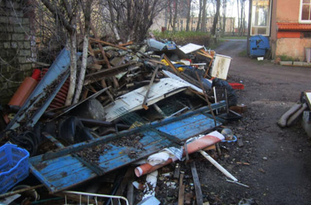 Šiukšlininkas kiemą pavertė šiukšlynu