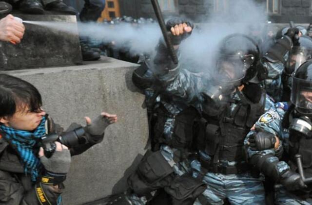 Ukrainoje prieš protestuotojus panaudotos ašarinės dujos