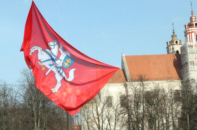 Virš sostinės Lukiškių aikštės suplazdėjo rekordinė Vyčio vėliava