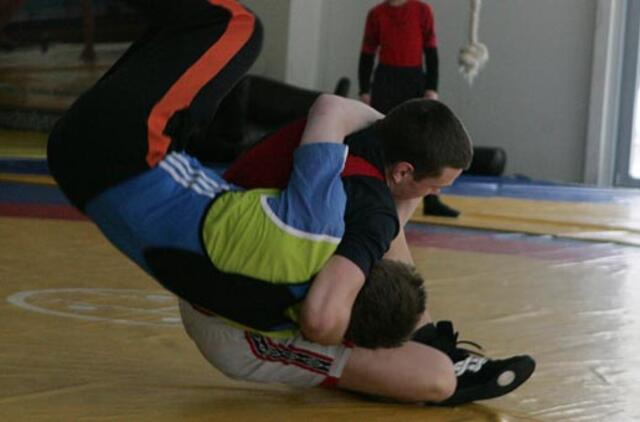 Vokietijos mokykloje vaikai per pertraukas eina imtynių