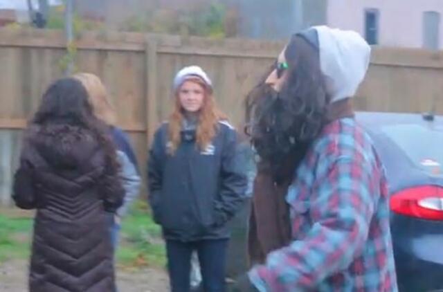 "Youtube" plinta video, kuriame vaikinas pasiperša apsimetęs benamiu