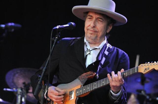 Bobas Dylanas paduotas į teismą dėl rasizmo