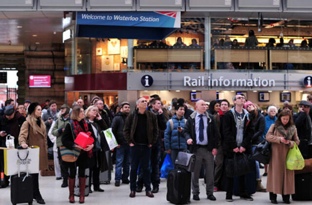 Dėl audros Britanijoje ir Airijoje atšaukti šimtai skrydžių