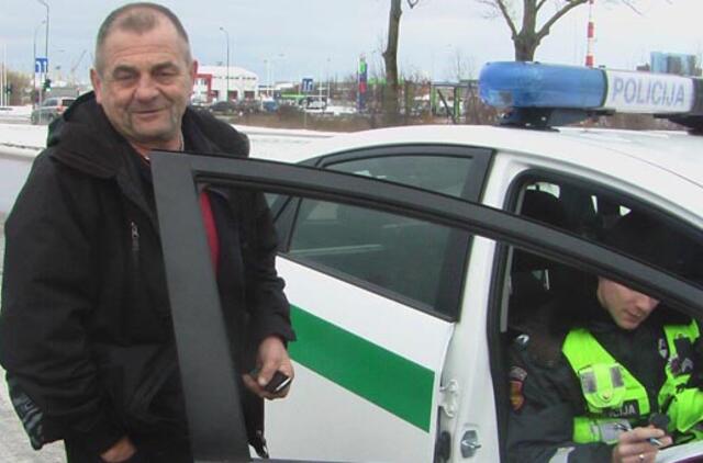 Girtas vairuotojas pats sustojo prie policininkų