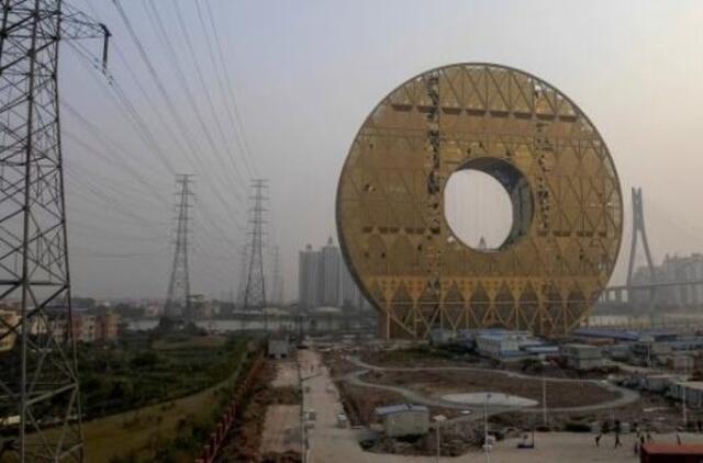 Įspūdingą pastatą vietiniai kinai praminė "pretenzingu turtuolių apskritimu"