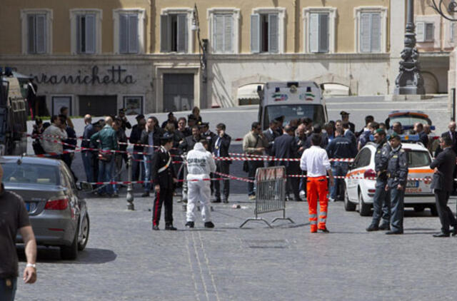 Italijoje migrantai protestuodami užsisiuvo sau burnas