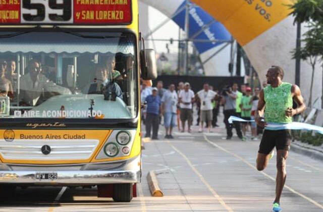 Jamaikos sprinteris Juseinas Boltas laimėjo lenktynes su autobusu