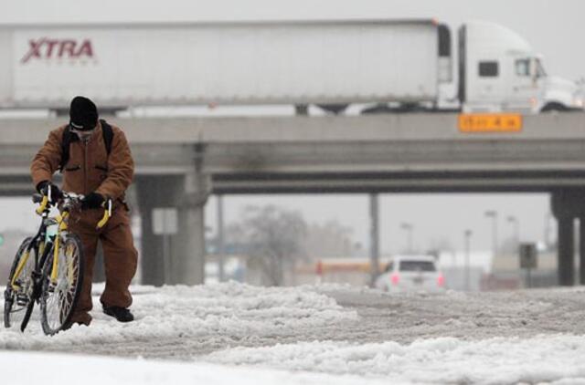 JAV užklupo sniego audra, atšaukta daug skrydžių