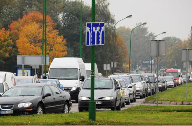 Kodėl transporto spūstyse moterys turėtų užleisti vyrus?