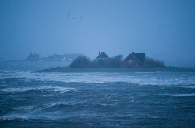 Lenkijoje ciklonas paliko be šviesos daugiau kaip 100 tūkstančių žmonių, žuvo trys žmonės