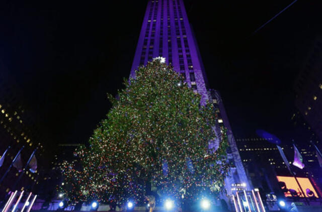 Niujorke įžiebta ko gero garsiausia pasaulyje Kalėdų eglė