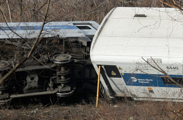 Niujorke nuo bėgių nuvažiavo priemiesčio traukinys, yra aukų