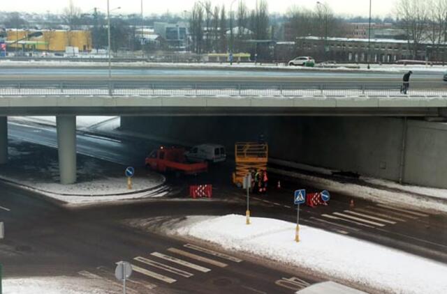 Nuo viadukų šalinami surūdiję vamzdžiai