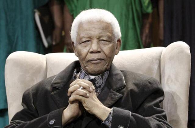 PAR: Nelsono Mandelos palaikai nugabenti iš jo namų Johanesburge į karinę ligoninę Pretorijoje
