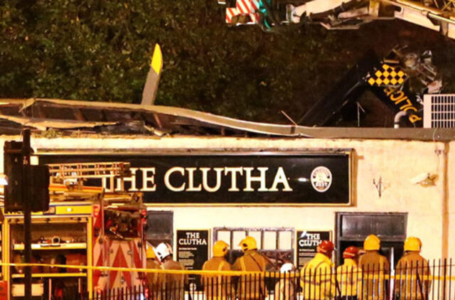 Po sraigtasparnio katastrofos Glazge tęsiami gelbėjimo darbai