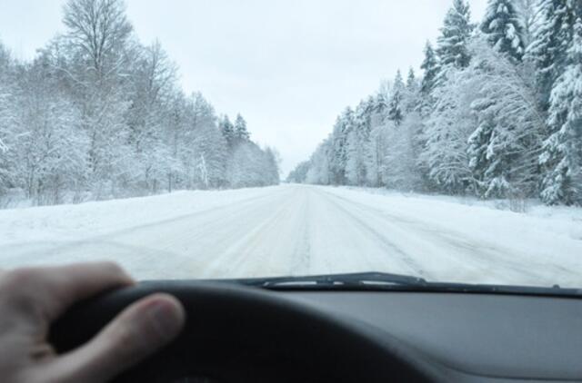 Šilutės rajone keliai padengti 10 cm storio sniego