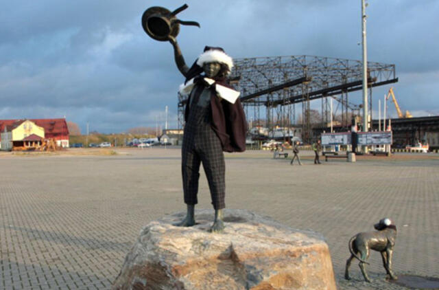 Terminalo berniukas apsivilko naują kostiumą