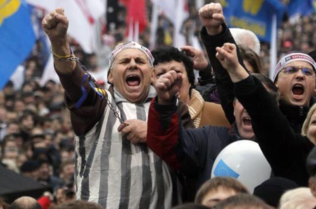 Ukrainos bankai apribojo valiutos pardavimą gyventojams