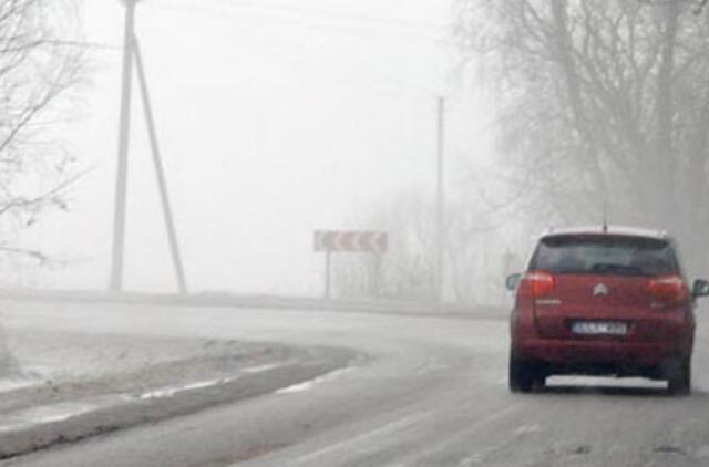 Keliuose eismo sąlygas sunkins pustymas ir snygis