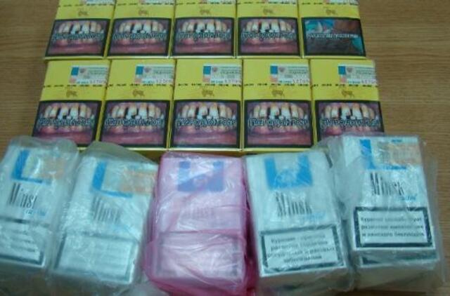 Kontrabandinius rūkalus moteris bandė paslėpti angoje