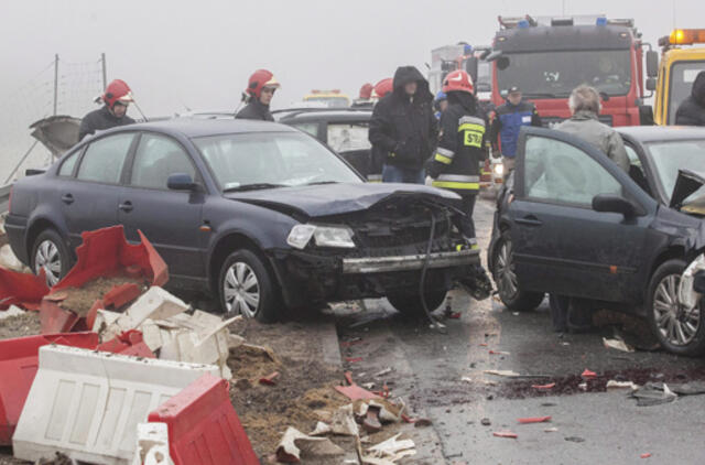 Lenkijoje susidūrė 13 automobilių, į ligonines nugabenti šeši sužeistieji
