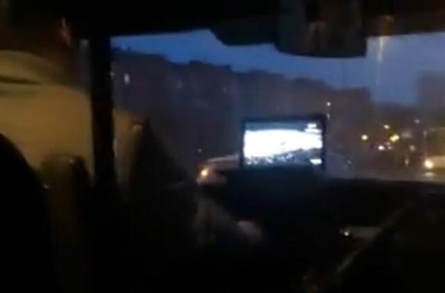 "Mikriuko" vairuotojo aistra - važiuojant žiūrėti TV