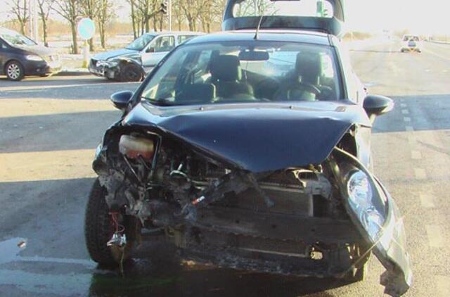 Skaisti žiemos saulė apakino "Fiestos" vairuotoją