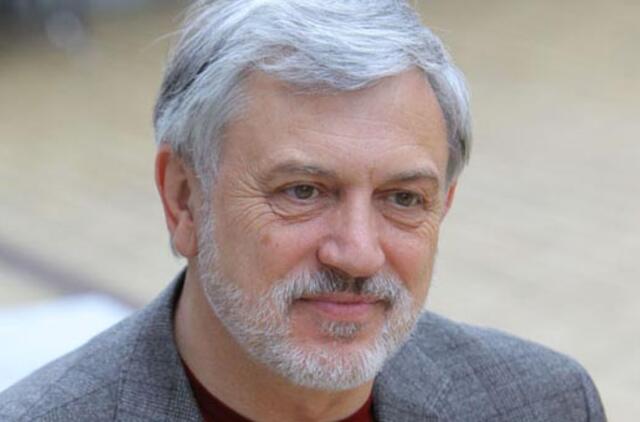 Skambinti pianinu skaitydamas teoriją neišmoksi