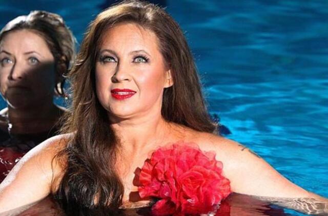 Žvaigždės krito į baseiną: Deivis - su gitara, Liveta Kazlauskienė - su vakarine suknia