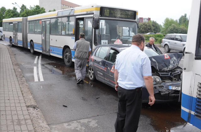 6 iš 10 susidūrimų su viešuoju transportu – dėl jo vairuotojų kaltės