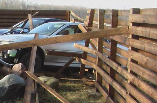 Automobiliai išvertė ūkininko tvorą