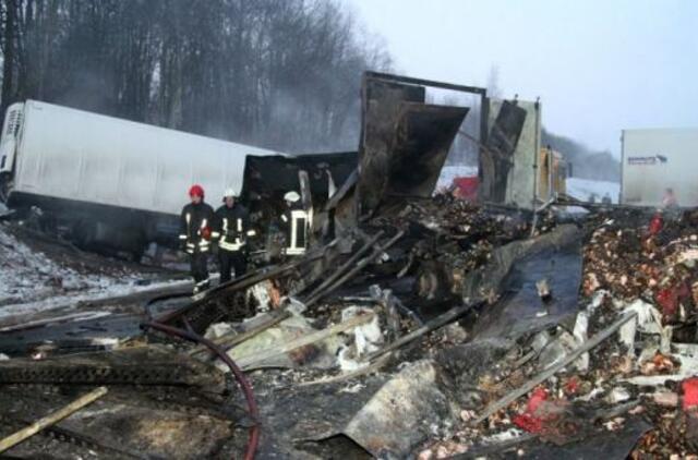 Autostradoje susidūrė keturi vilkikai, yra aukų
