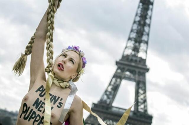 "Femen" nuogomis krūtimis Paryžiuje protestavo prieš Juliją Tymošenko