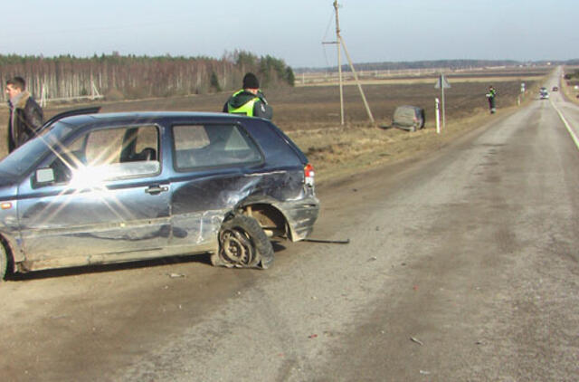 Į avariją pateko prie pat namų kiemo