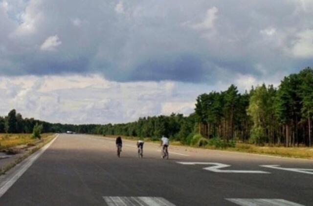 Neringa tiesia oro kelią