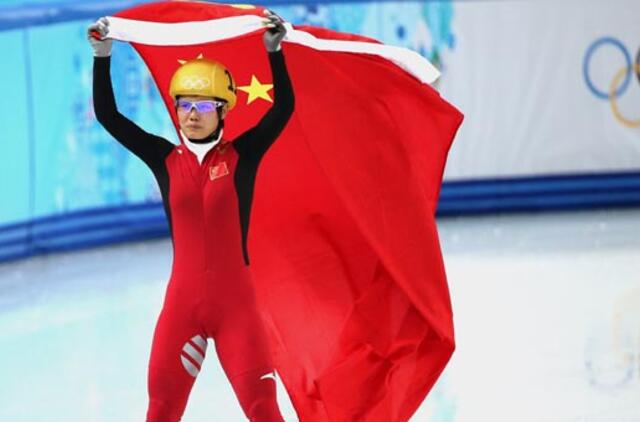 Olimpiados auksas - griūties išvengusiai Kinijos čiuožėjai