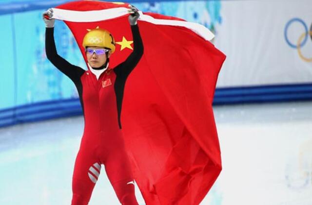 Olimpiados auksas - griūties išvengusiai Kinijos čiuožėjai