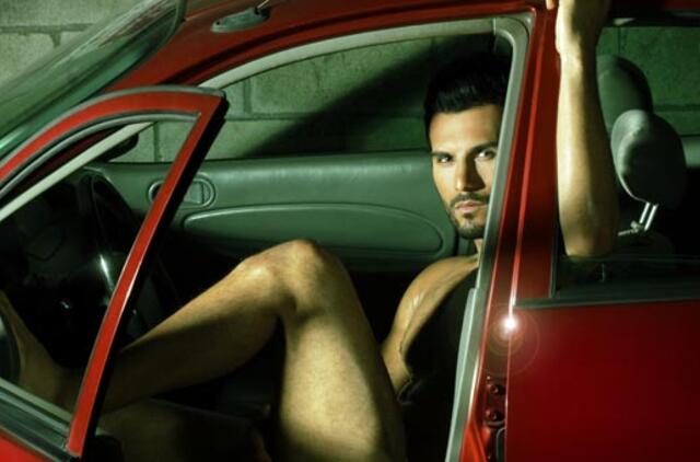 Pareigūnai automobilyje aptiko nuogą vyriškį