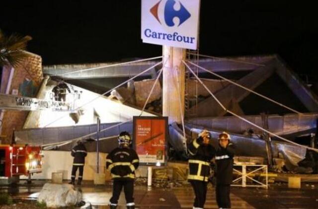 Prancūzijoje sugriuvo prekybos centro "Carrefour" stogas