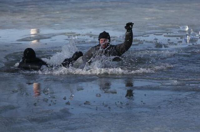 Vardan pamokų ugniagesiai nėrė į ledinį vandenį