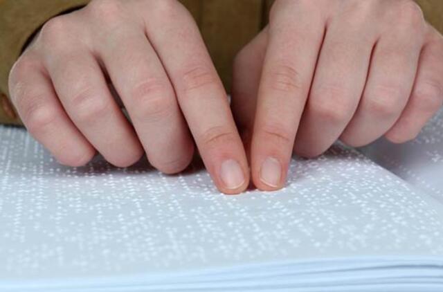 Akliesiems ir silpnaregiams - išskirtinė knyga Brailio raštu
