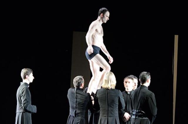 "Altorių šešėly" Klaipėdoje virto šokio spektakliu