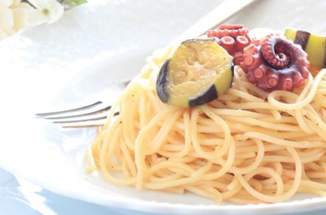 Europiečiai ilgą laiką valgė pirštais ir priešinosi šakutės panaudojimui