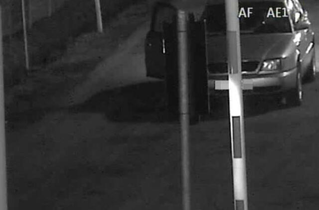 Kontrabandines cigaretes paliko šalikelėje