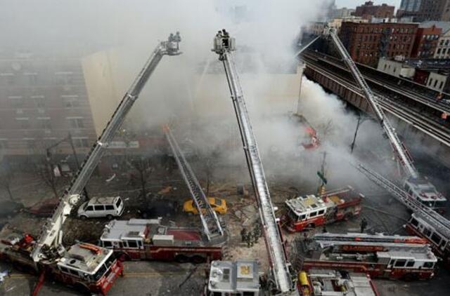 Niujorke po sprogimo sugriuvus dviem pastatams žuvo 6 žmonės