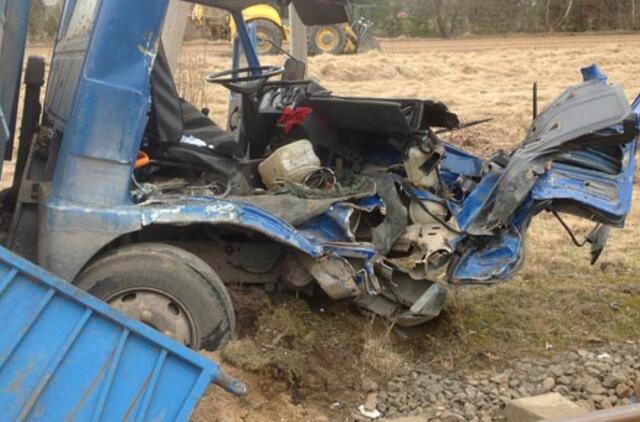 Pervažoje šilumvežis sutraiškė sunkvežimį