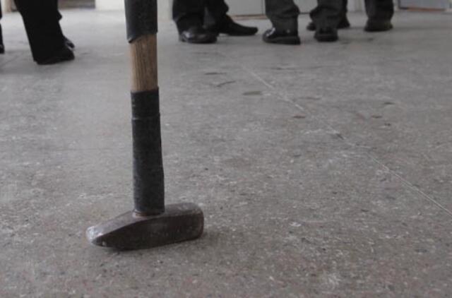 Plūdo pareigūnus, spyrė į koją ir dar grasino šerti plaktuku